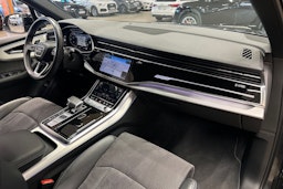 harmaa Audi Q7 2021 kuva 12.