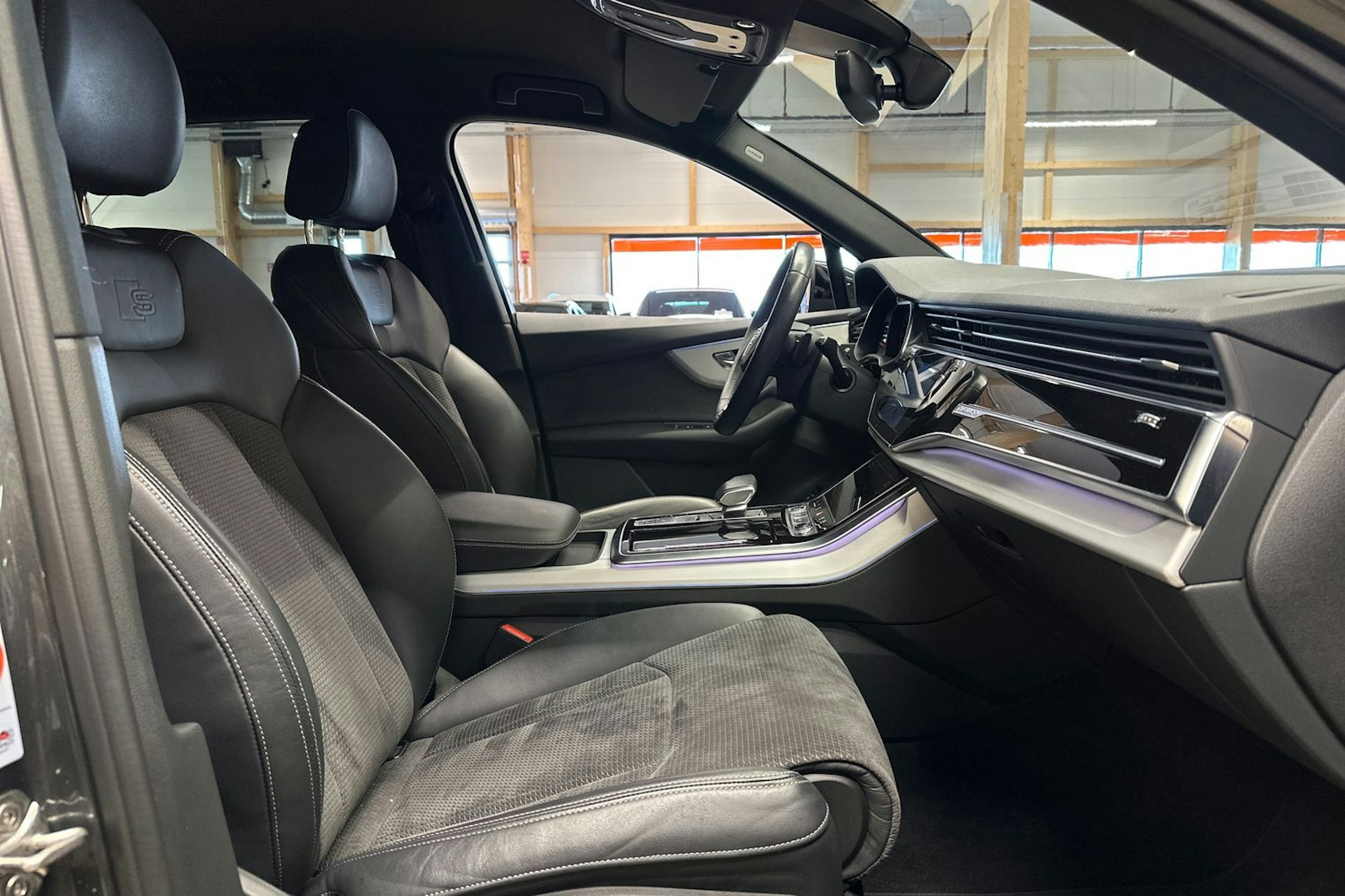 harmaa Audi Q7 2021 kuva 13.
