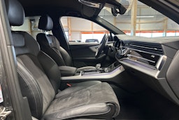 harmaa Audi Q7 2021 kuva 13.