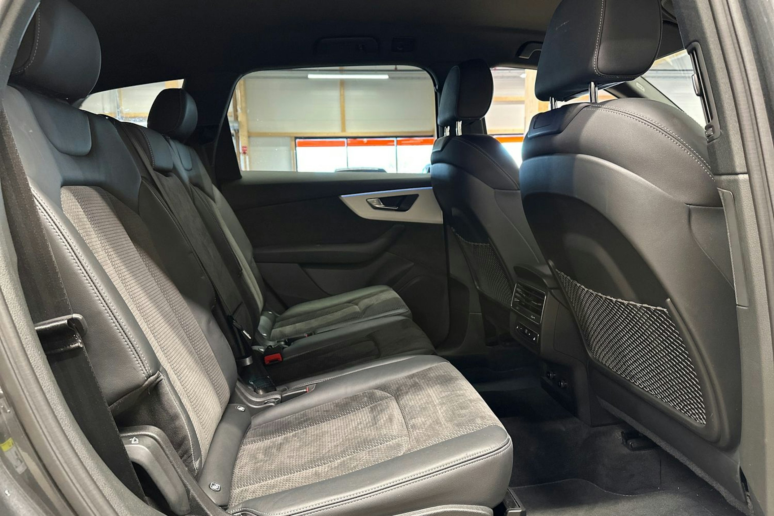harmaa Audi Q7 2021 kuva 15.