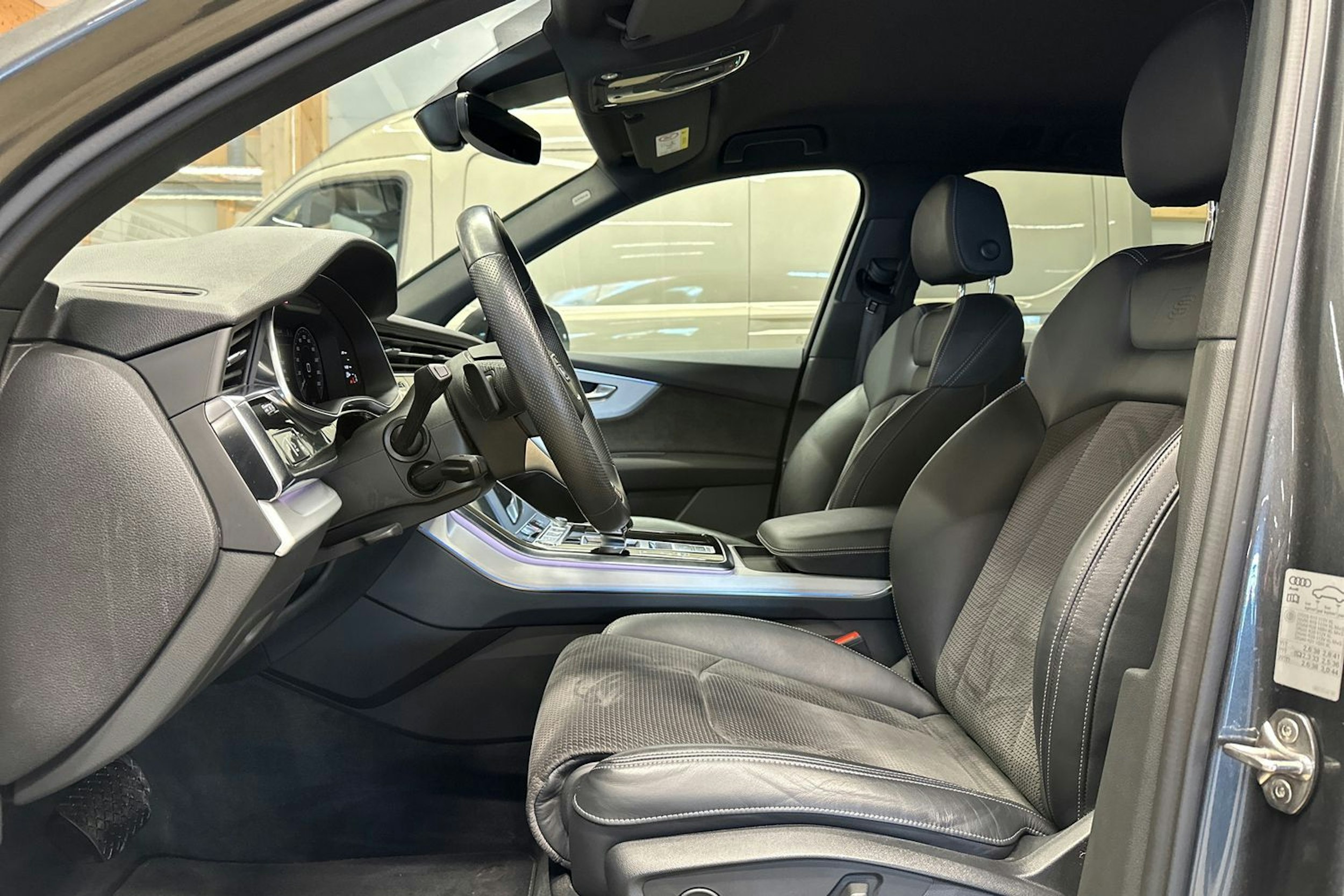 harmaa Audi Q7 2021 kuva 16.