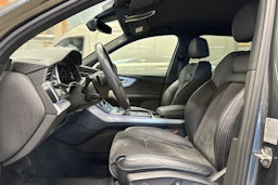 harmaa Audi Q7 2021 kuva 16.