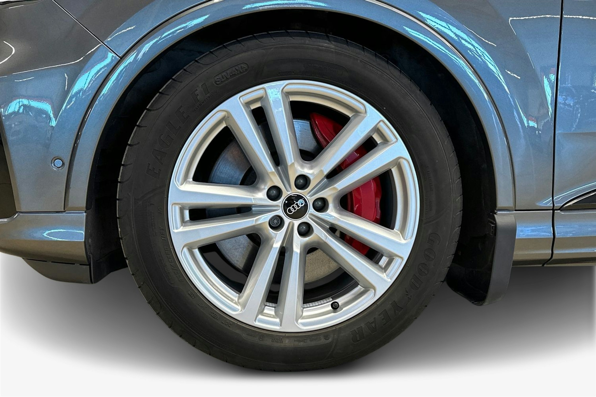 harmaa Audi Q7 2021 kuva 18.