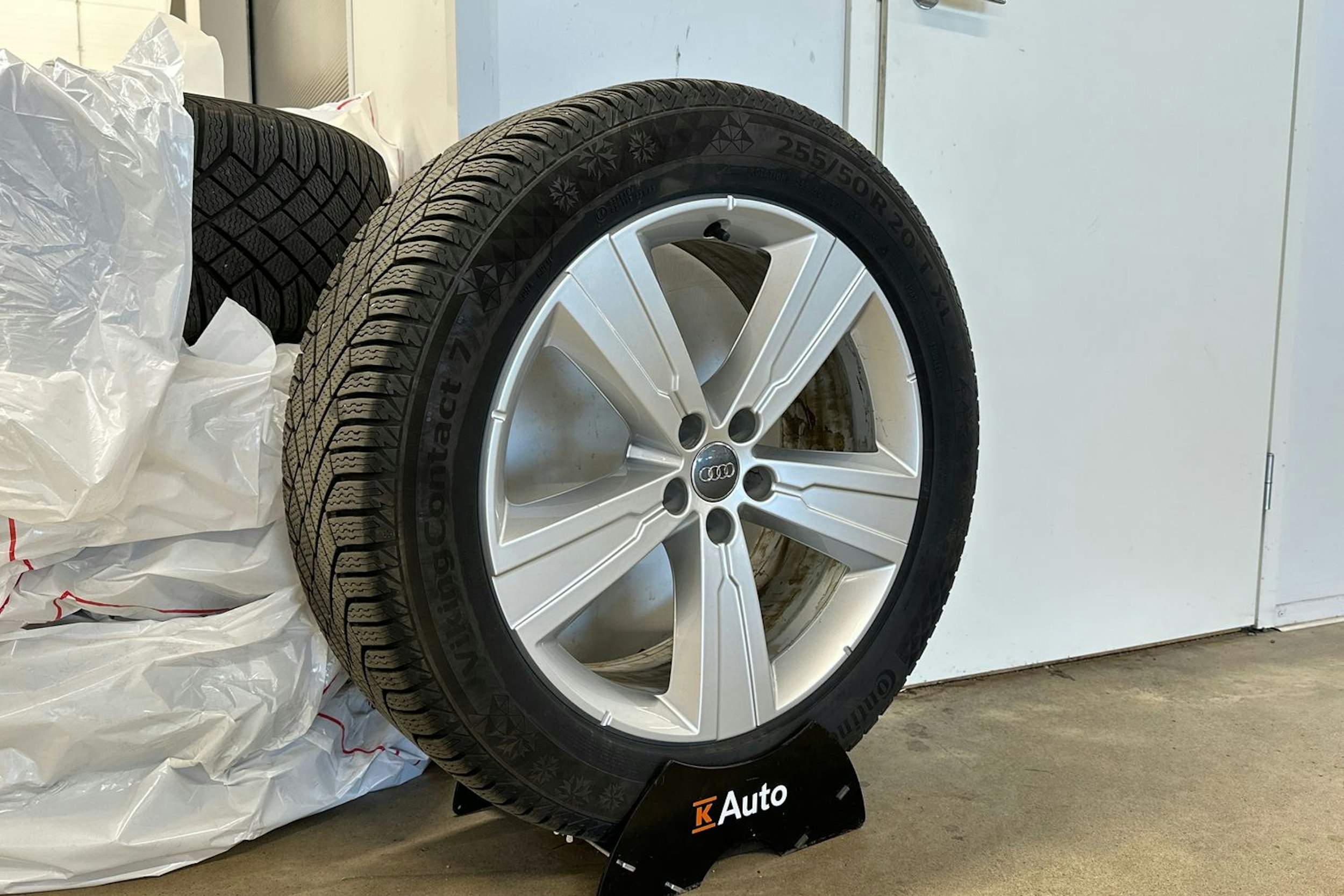 harmaa Audi Q7 2021 kuva 19.
