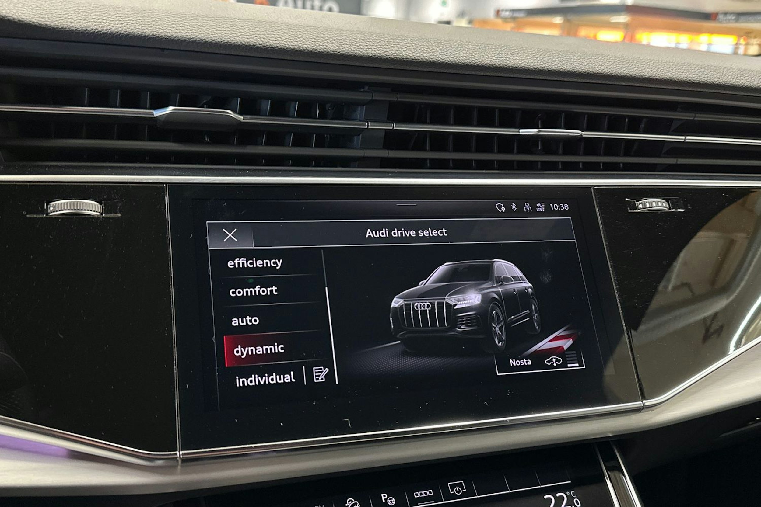 harmaa Audi Q7 2021 kuva 22.