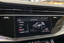 harmaa Audi Q7 2021 kuva 22.