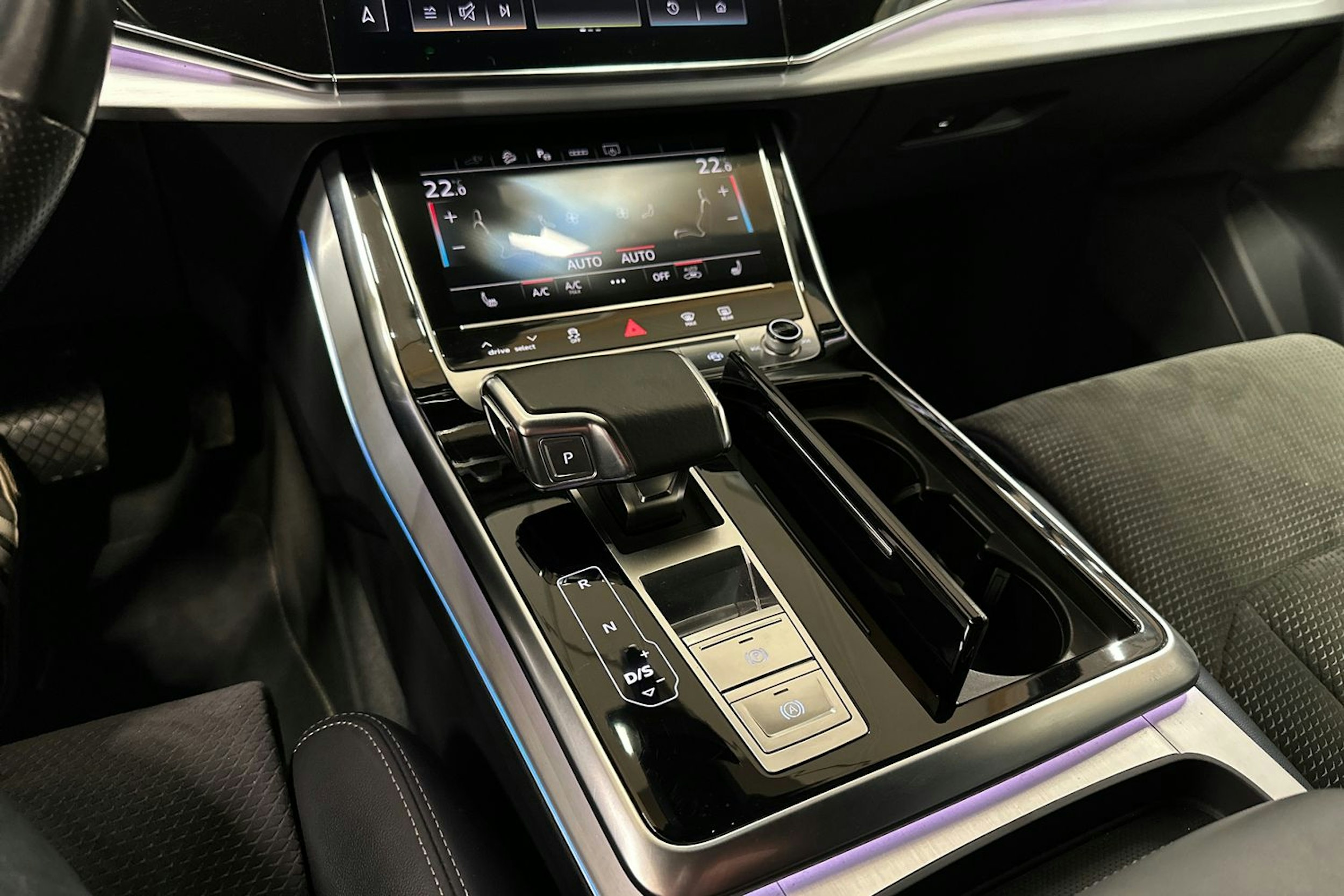 harmaa Audi Q7 2021 kuva 26.