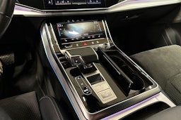 harmaa Audi Q7 2021 kuva 26.