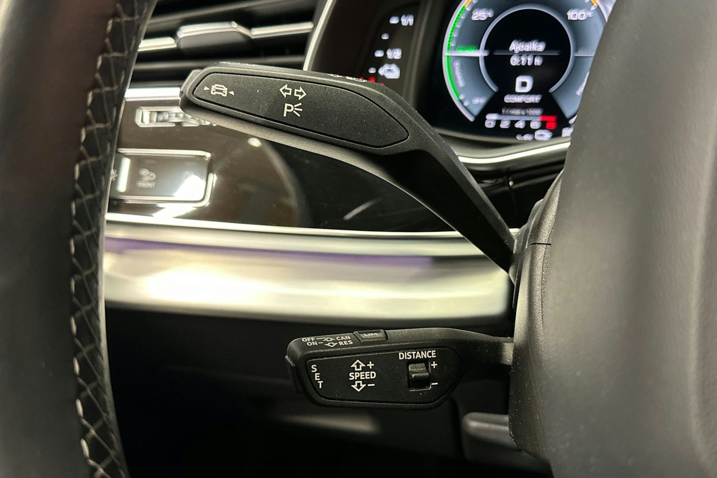 harmaa Audi Q7 2021 kuva 28.