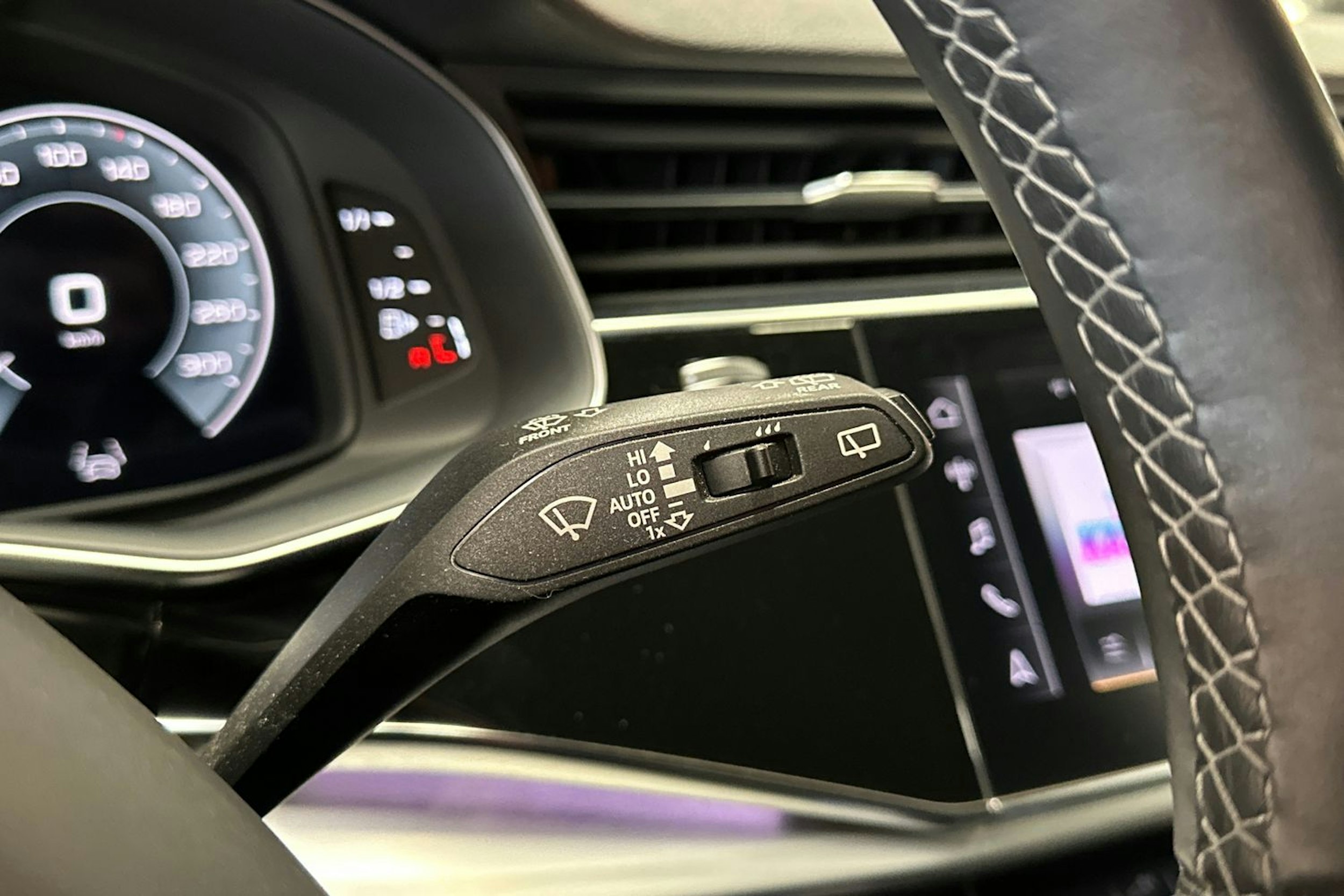 harmaa Audi Q7 2021 kuva 29.