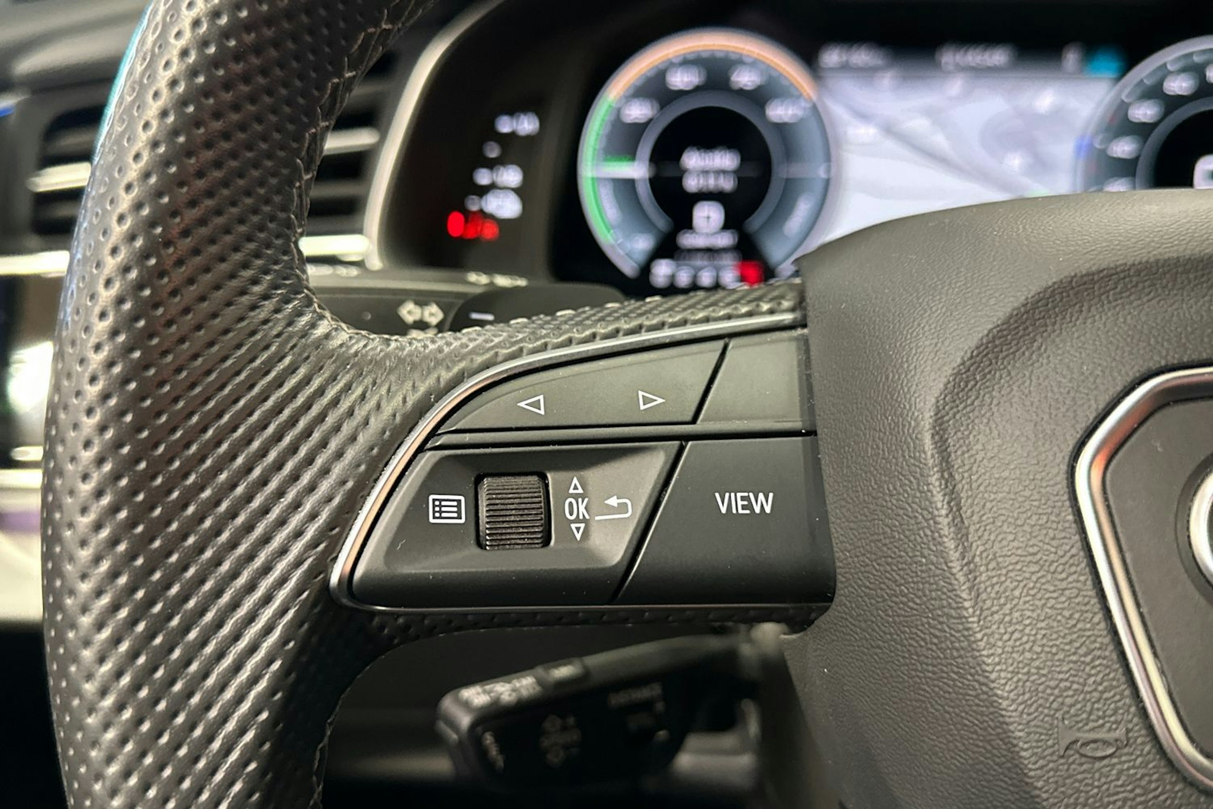 harmaa Audi Q7 2021 kuva 30.