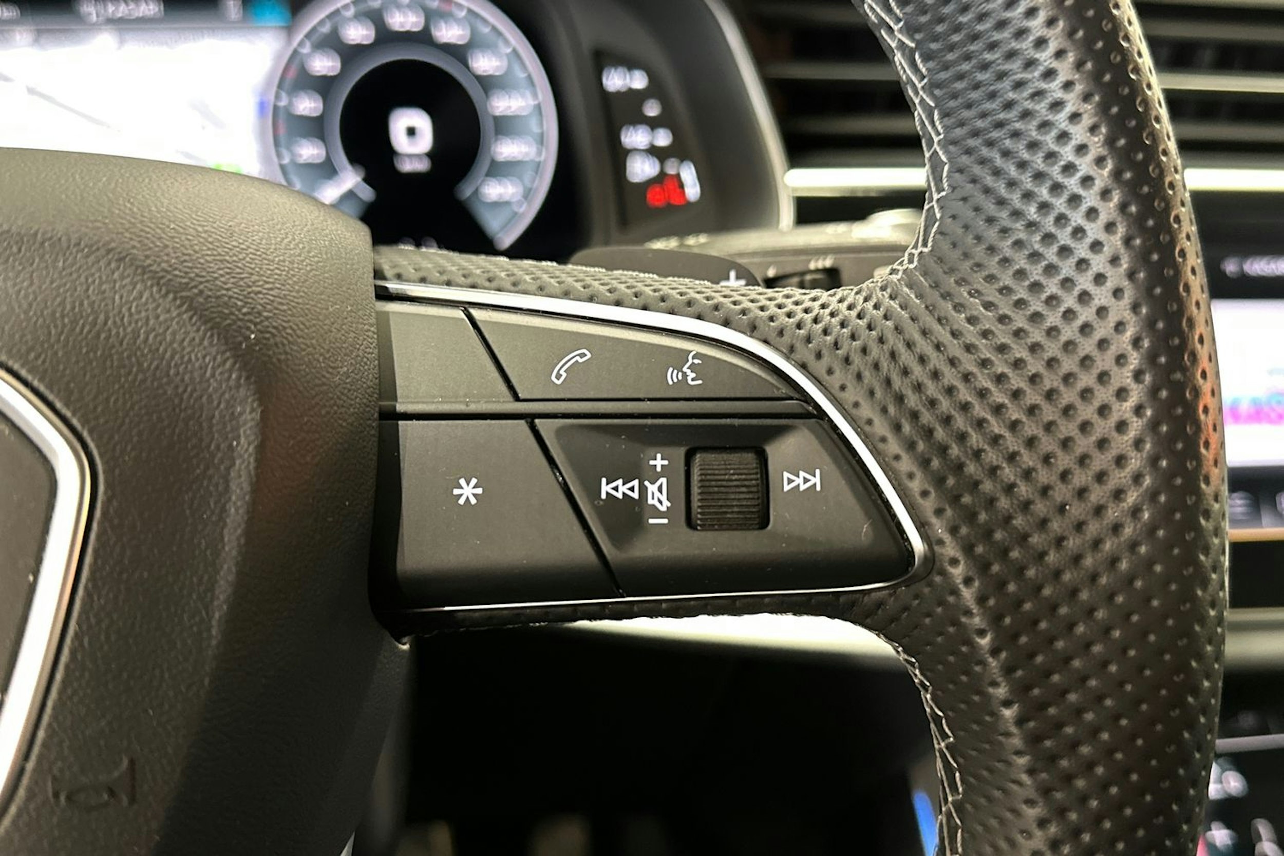 harmaa Audi Q7 2021 kuva 31.