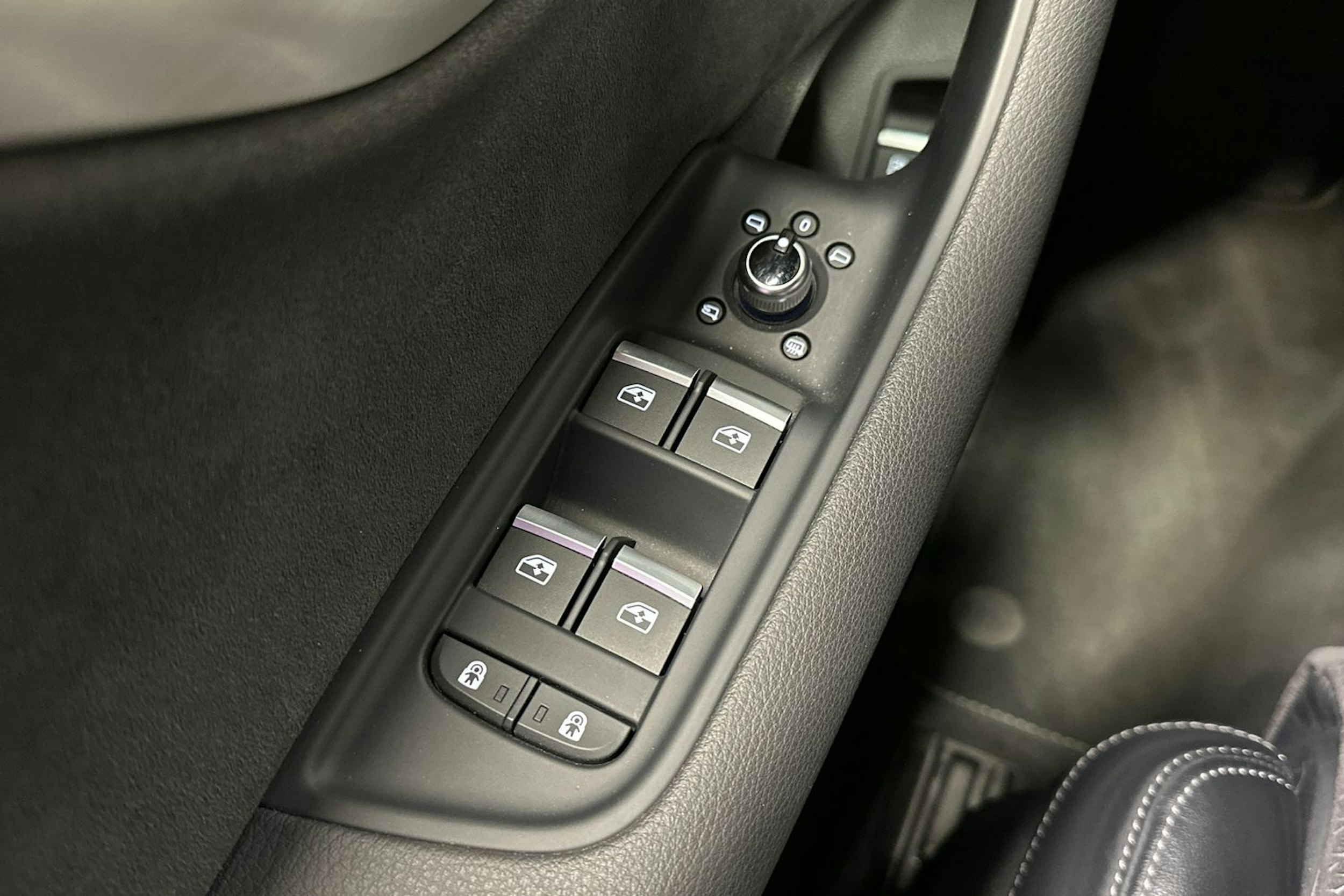 harmaa Audi Q7 2021 kuva 34.