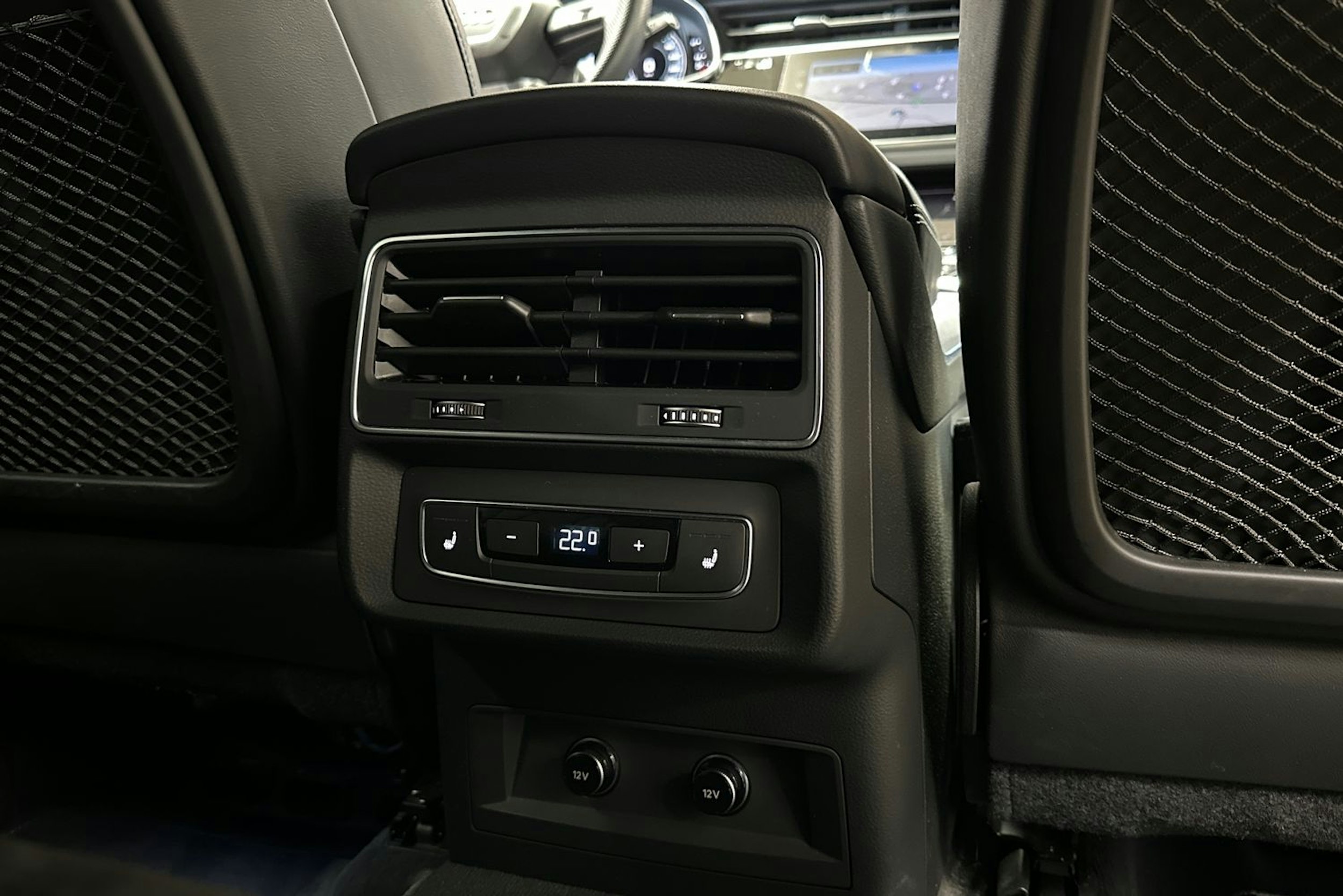 harmaa Audi Q7 2021 kuva 35.