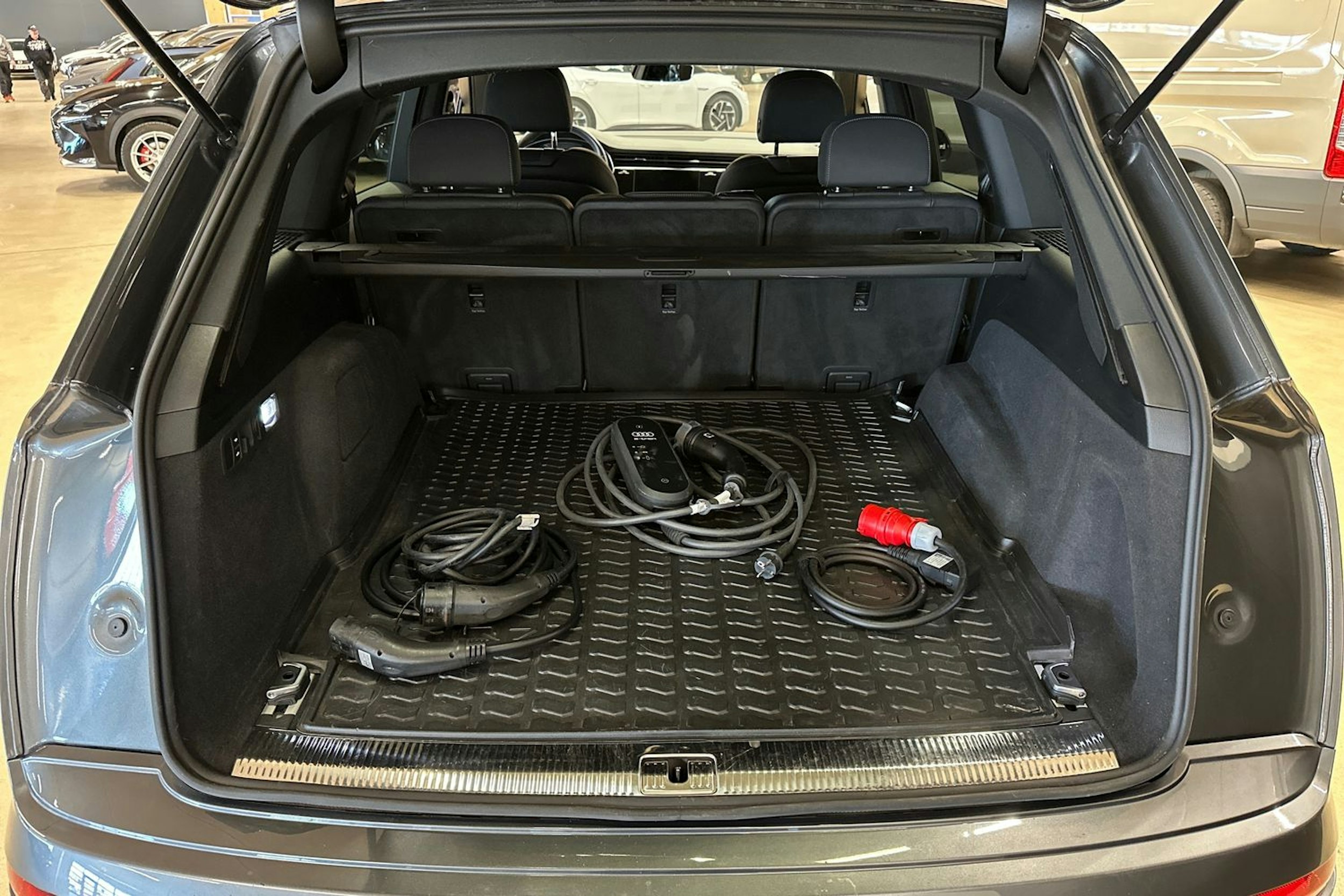 harmaa Audi Q7 2021 kuva 36.