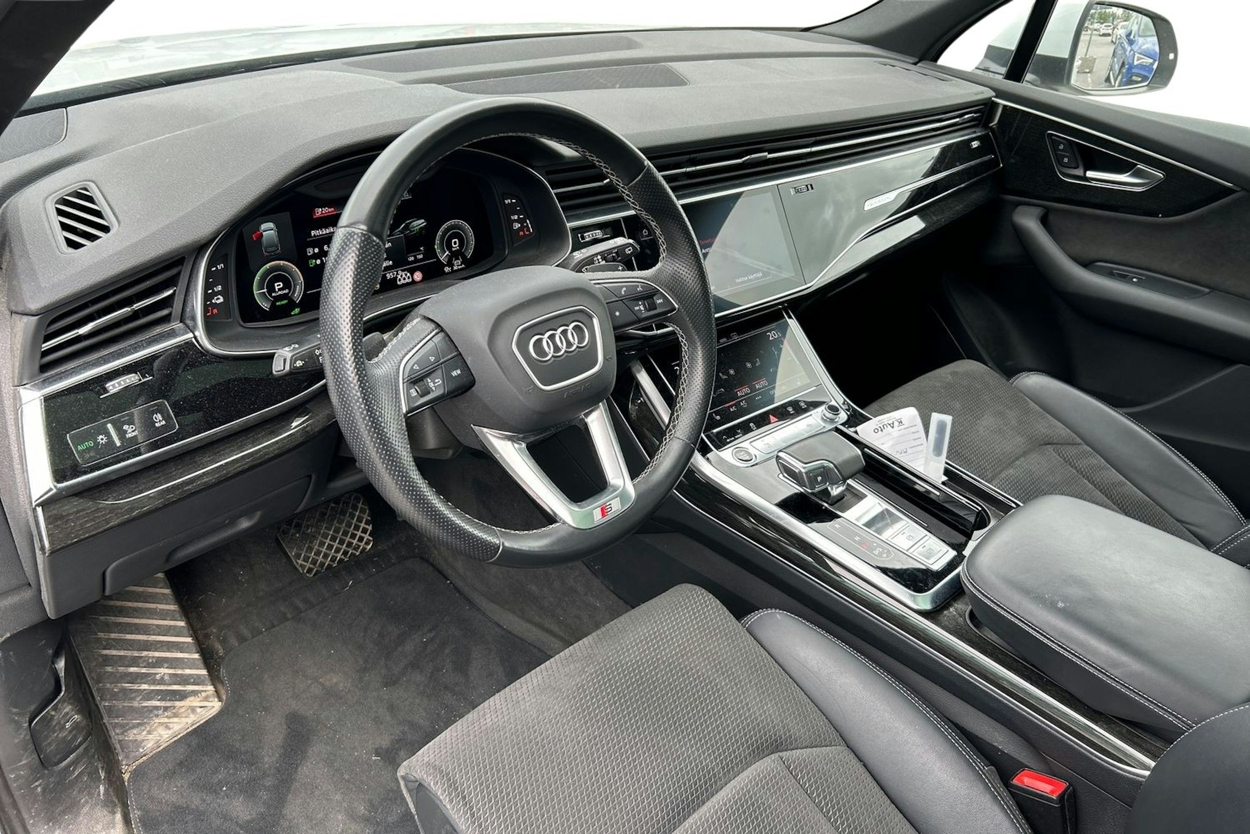 valkoinen Audi Q7 2021 kuva 3.