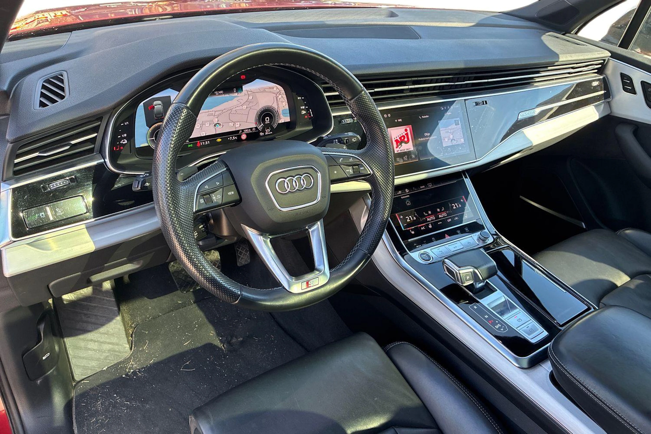 punainen Audi Q7 2021 kuva 3.