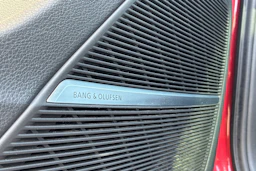 punainen Audi Q7 2021 kuva 4.