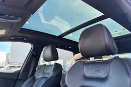 punainen Audi Q7 2021 kuva 5.