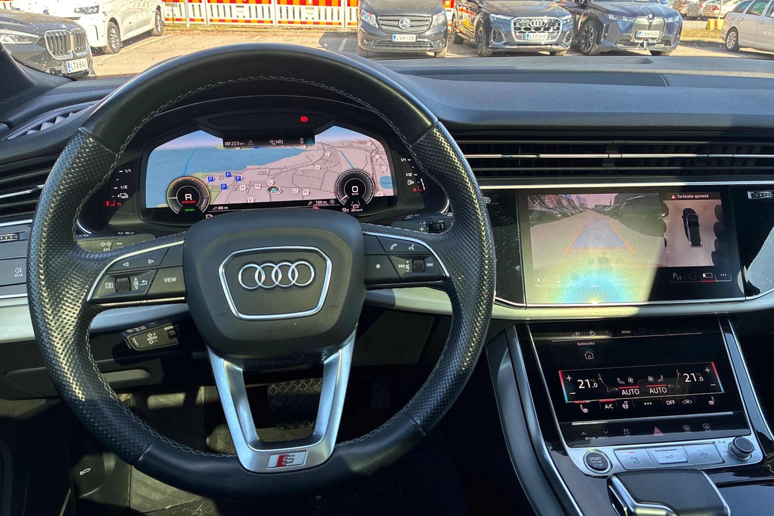 punainen Audi Q7 2021 kuva 6.