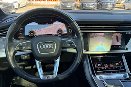 punainen Audi Q7 2021 kuva 6.