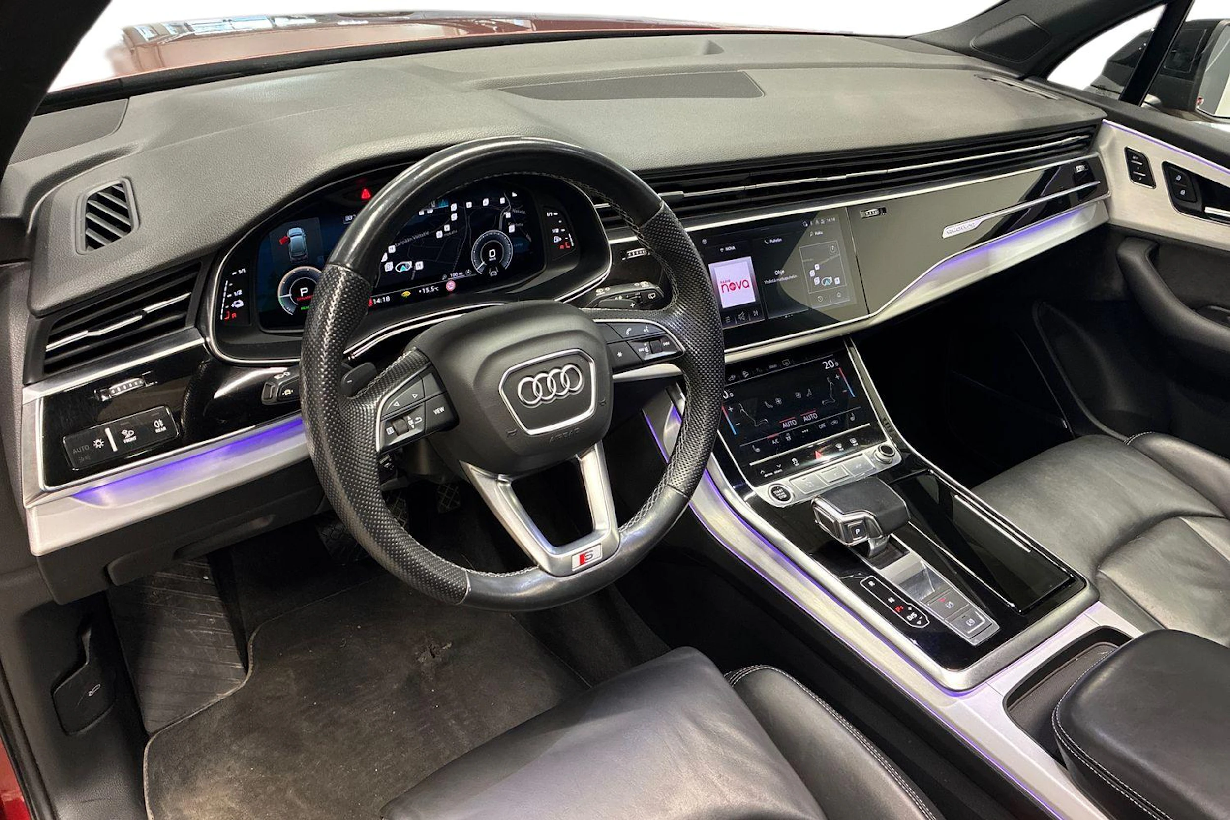 Punainen Audi Q7 2021 kuva 8.