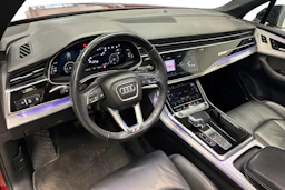 Punainen Audi Q7 2021 kuva 8.