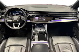 Punainen Audi Q7 2021 kuva 9.