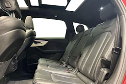 Punainen Audi Q7 2021 kuva 11.