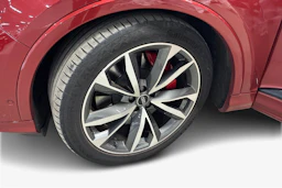 Punainen Audi Q7 2021 kuva 12.