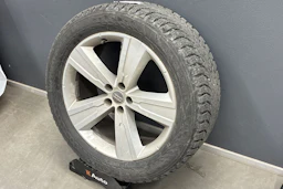Punainen Audi Q7 2021 kuva 13.