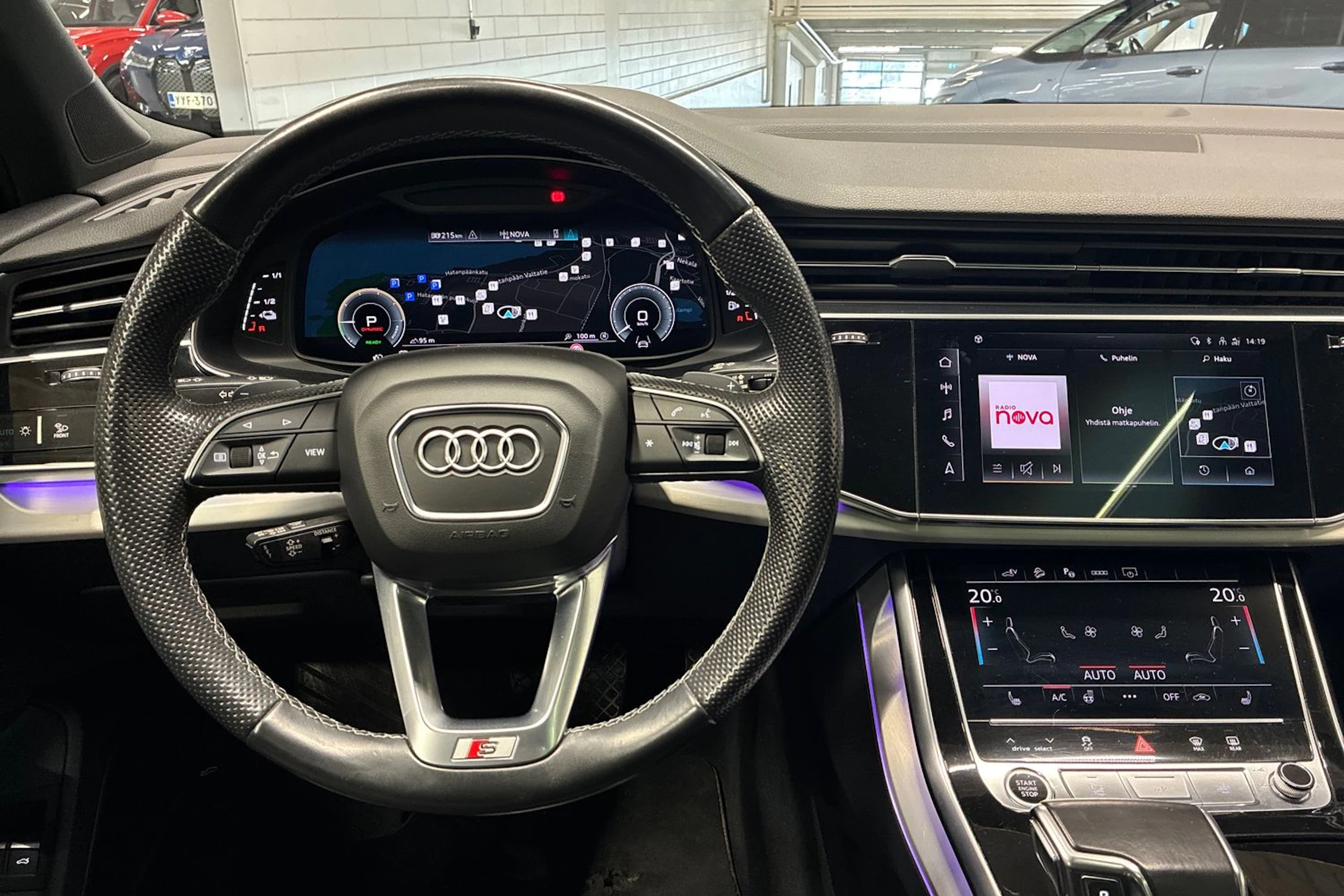 Punainen Audi Q7 2021 kuva 15.