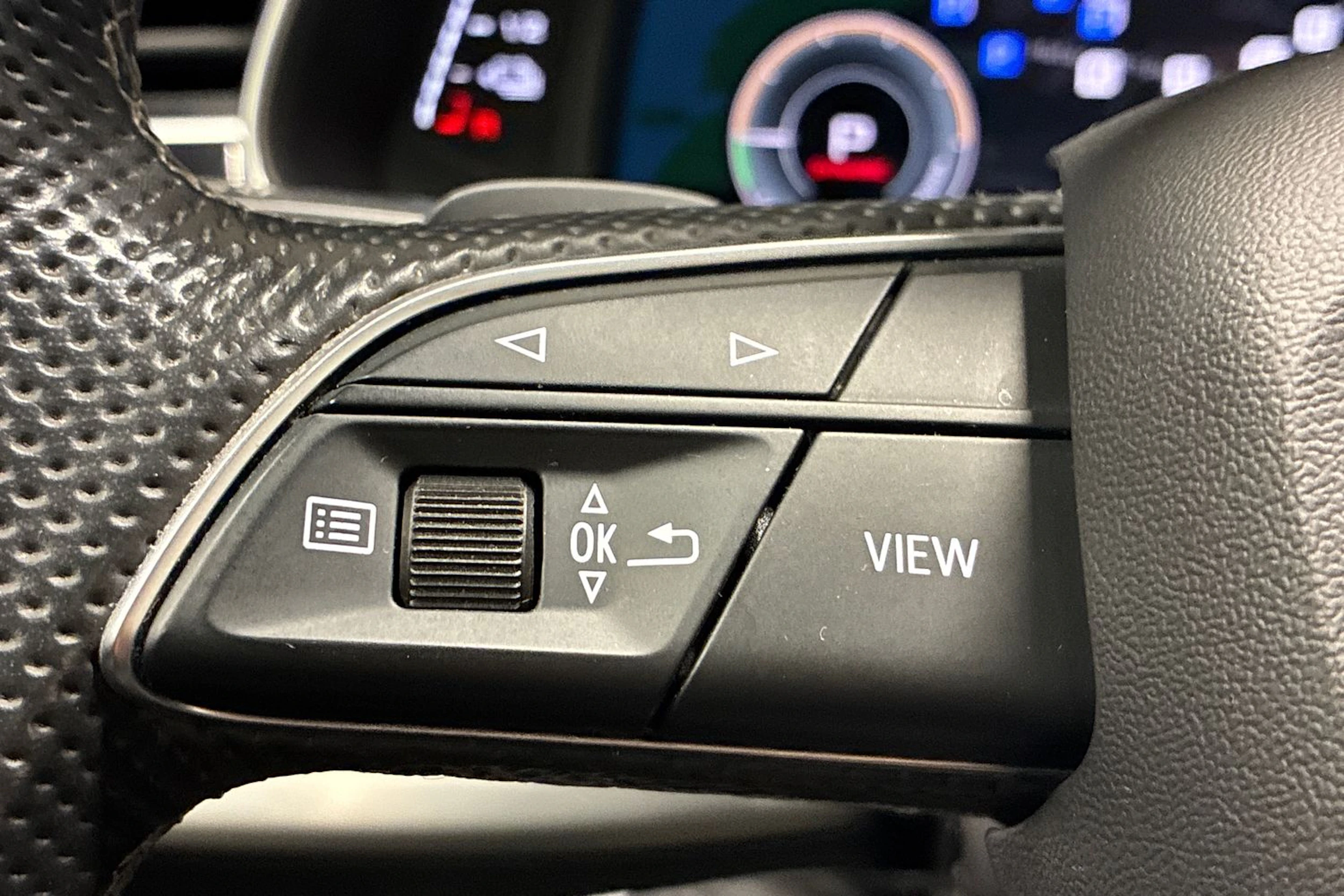 Punainen Audi Q7 2021 kuva 18.