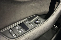 Punainen Audi Q7 2021 kuva 22.