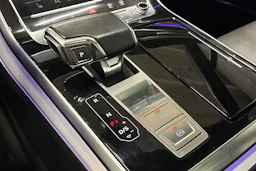 Punainen Audi Q7 2021 kuva 23.