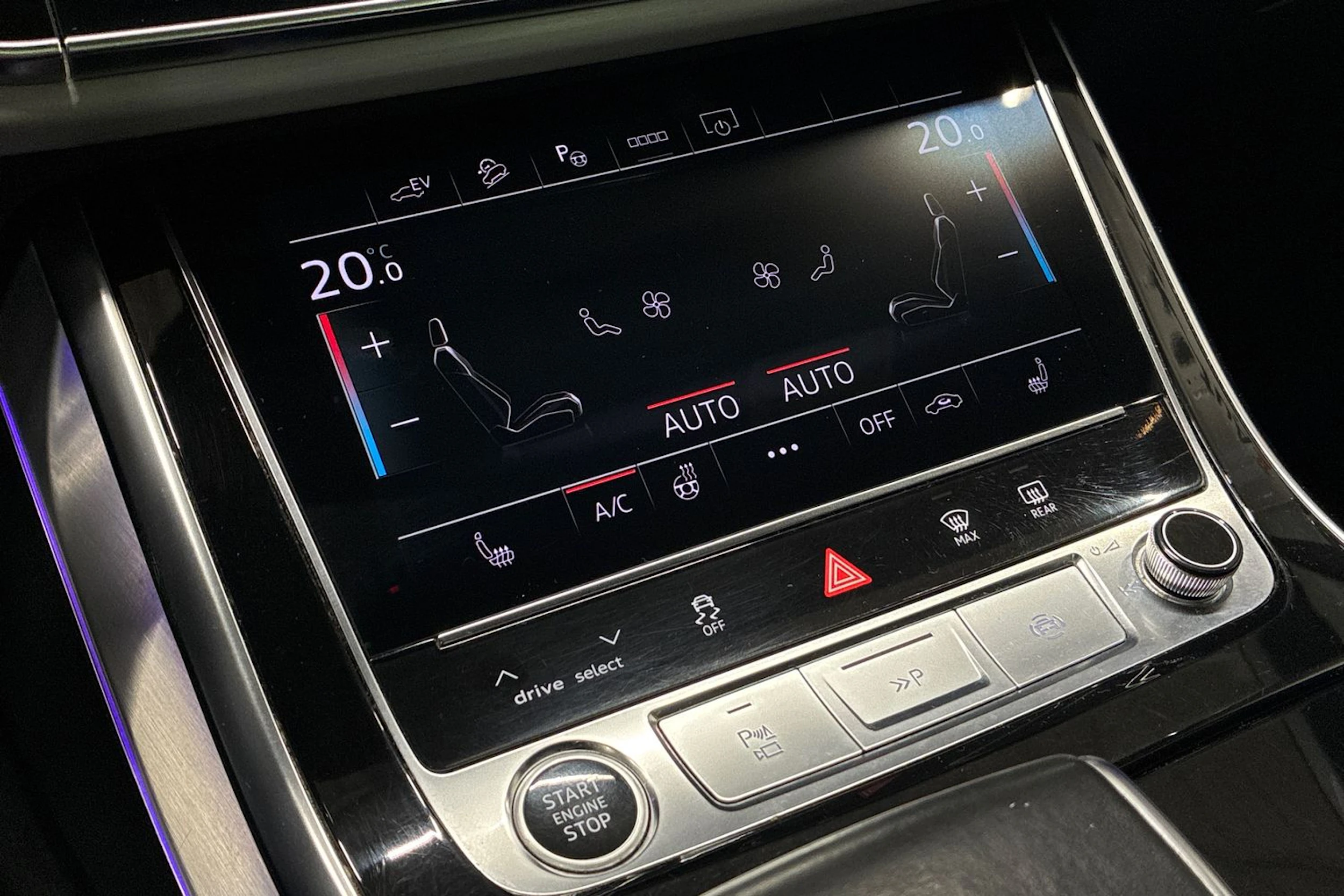 Punainen Audi Q7 2021 kuva 24.