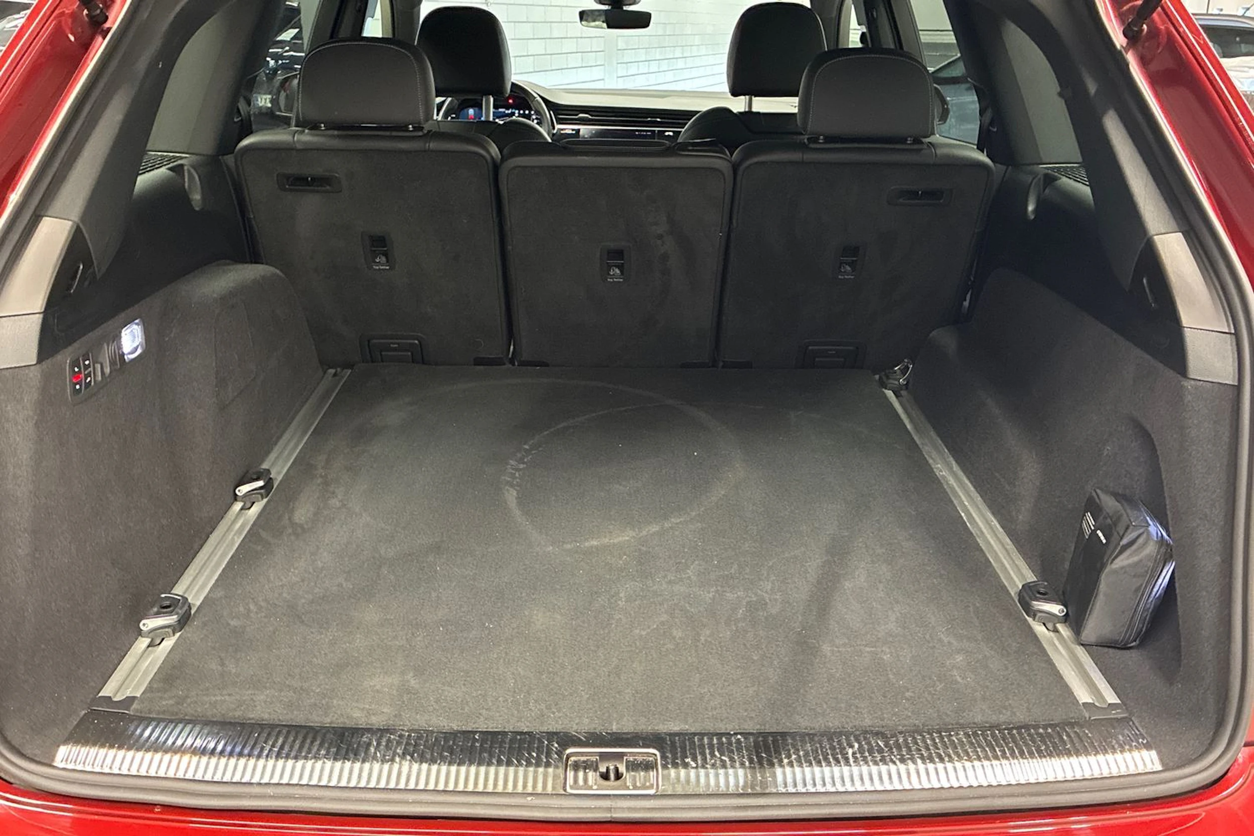 Punainen Audi Q7 2021 kuva 28.