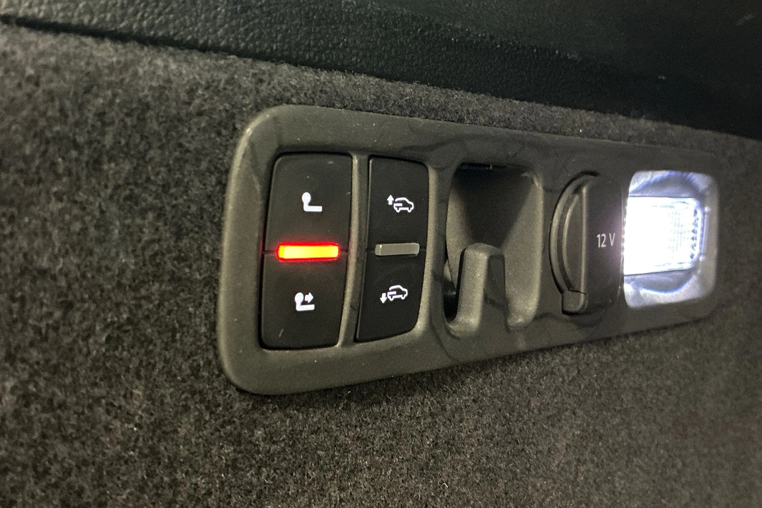 Punainen Audi Q7 2021 kuva 29.