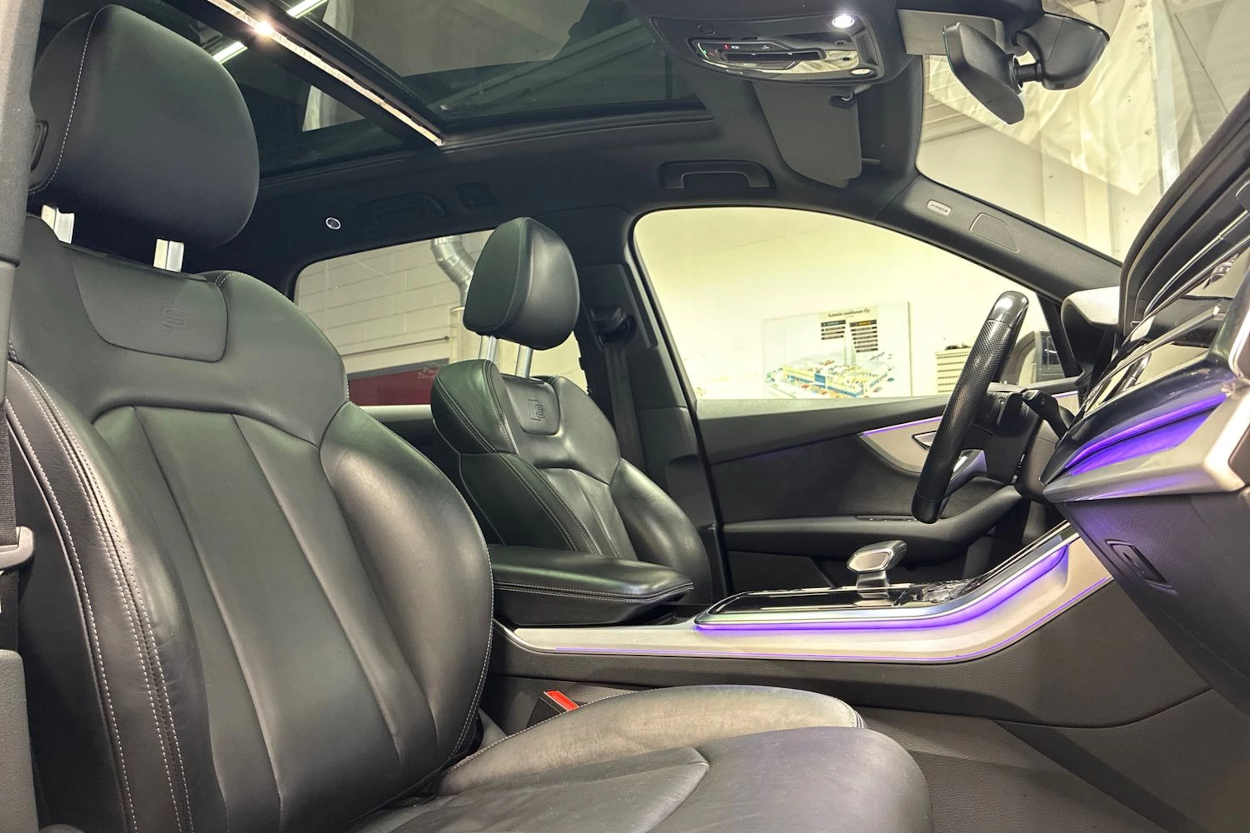 Punainen Audi Q7 2021 kuva 33.