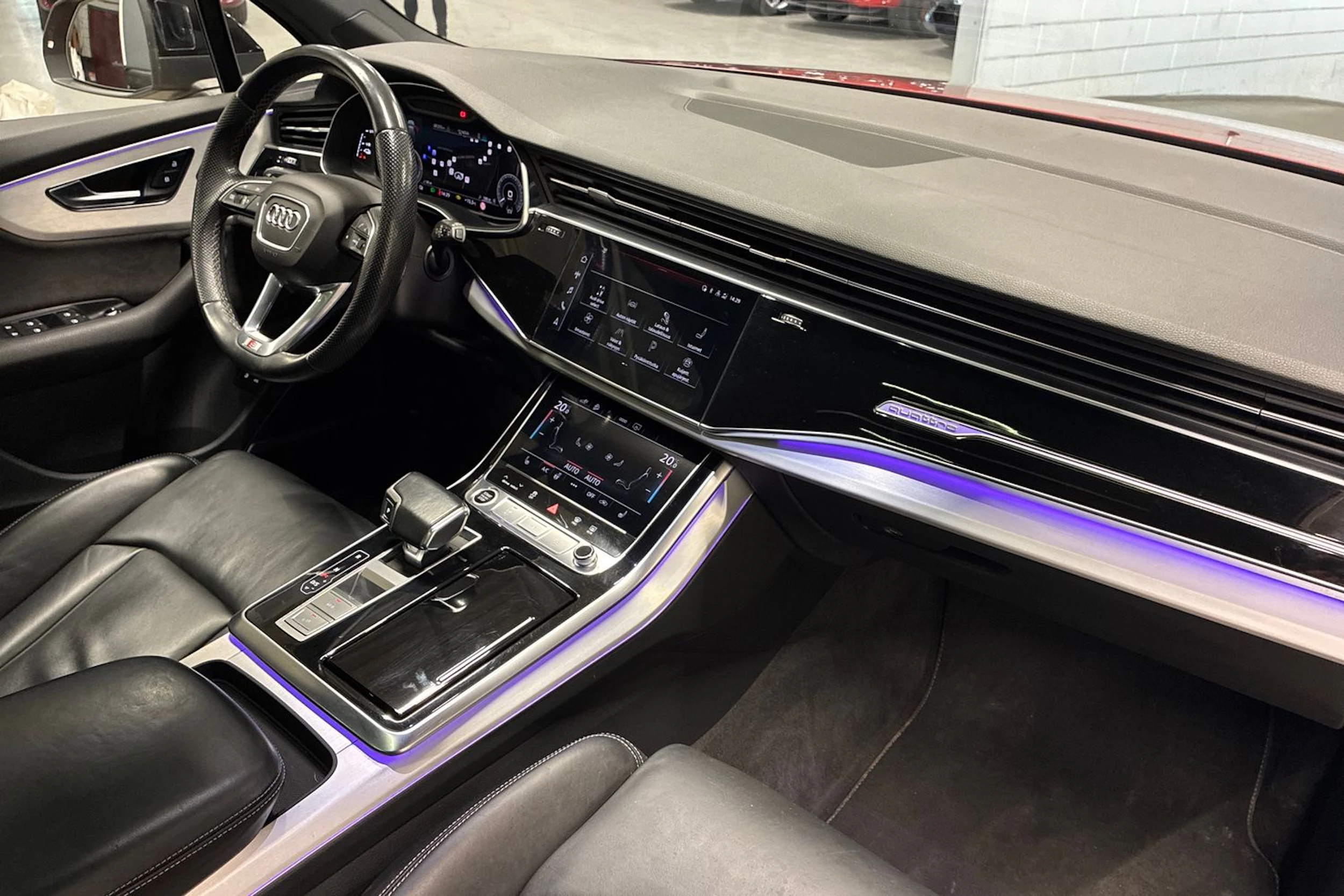 Punainen Audi Q7 2021 kuva 34.