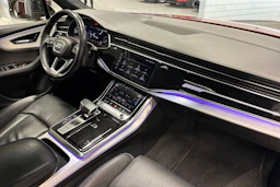 Punainen Audi Q7 2021 kuva 34.