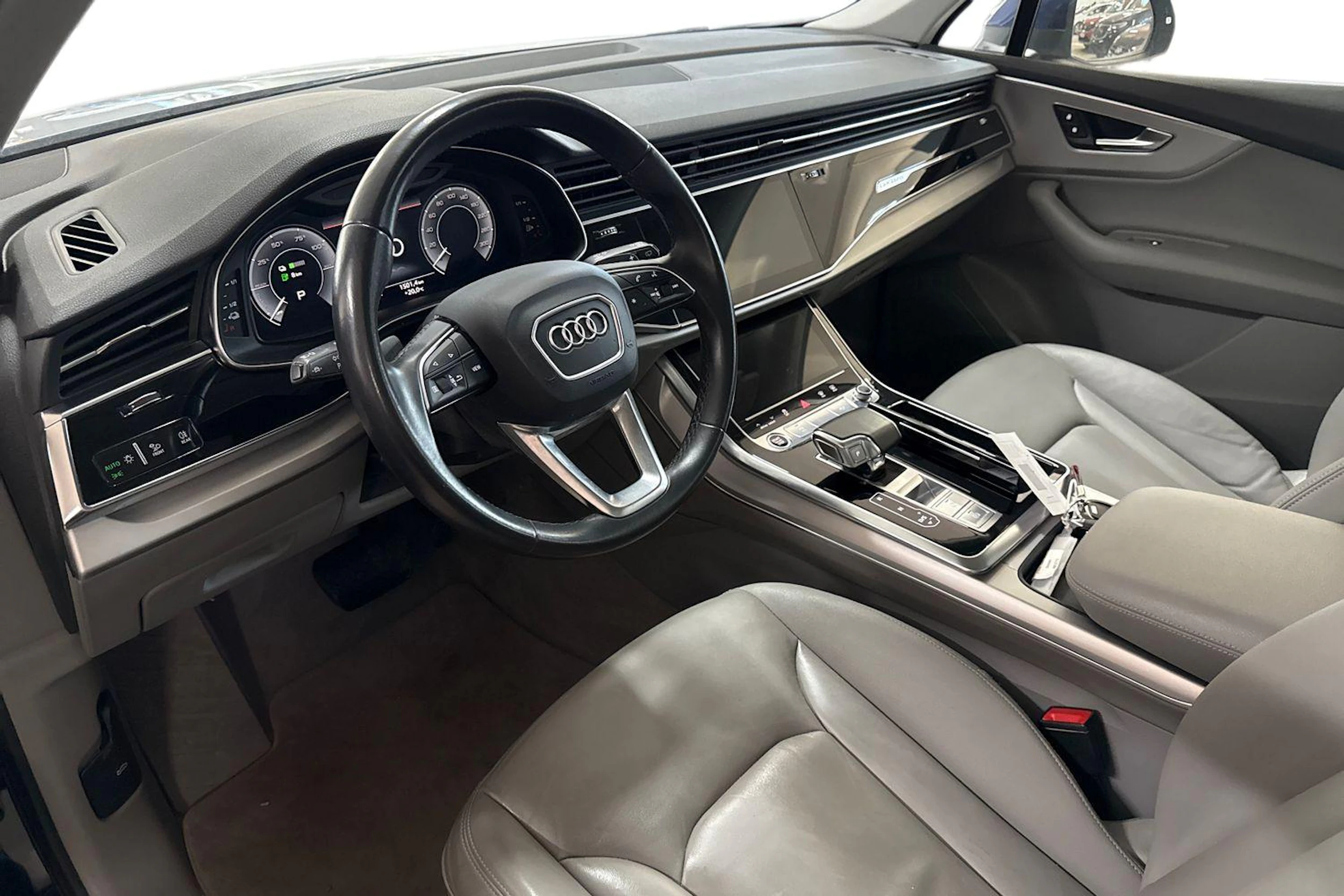 sininen Audi Q7 2021 kuva 3.