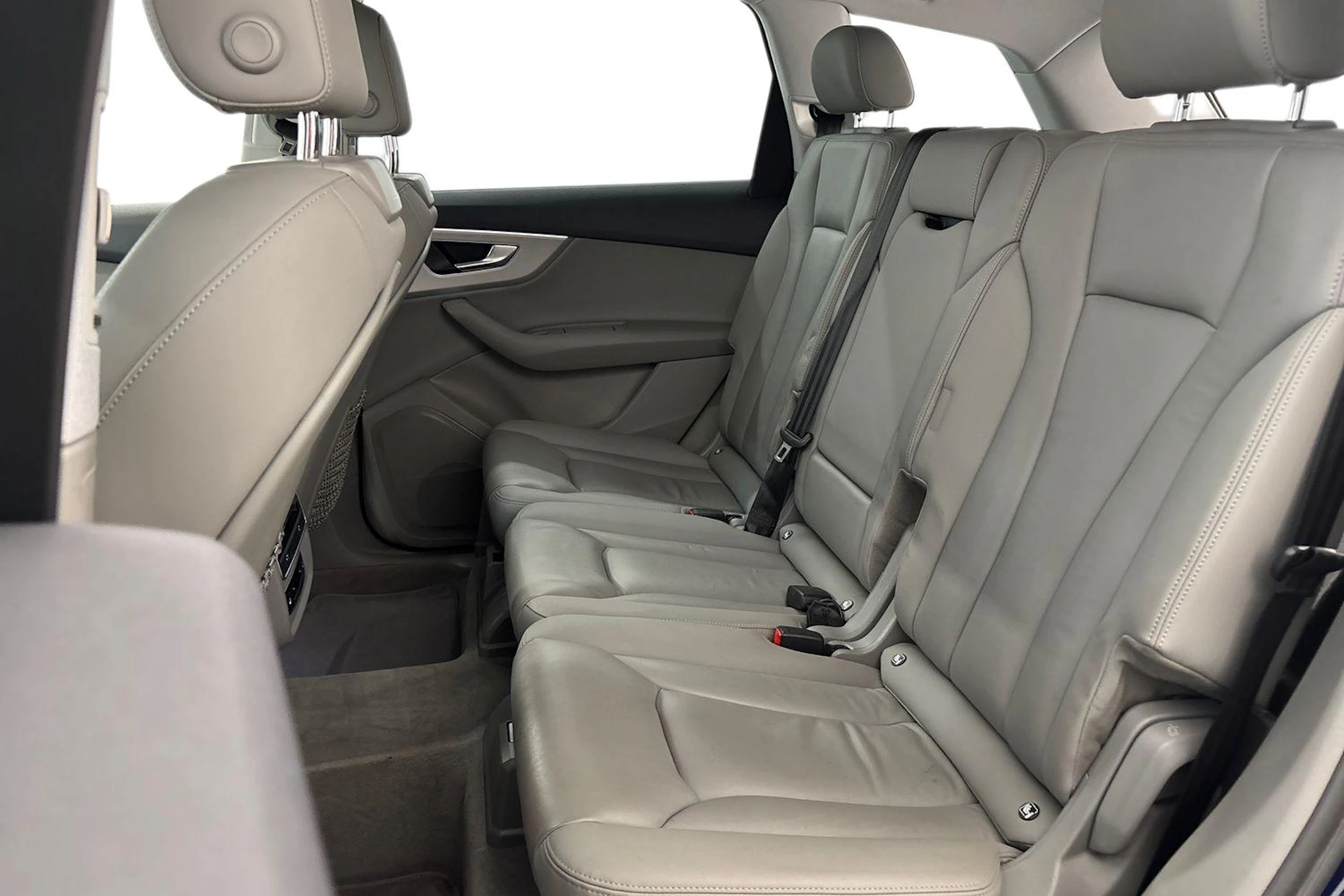 sininen Audi Q7 2021 kuva 11.
