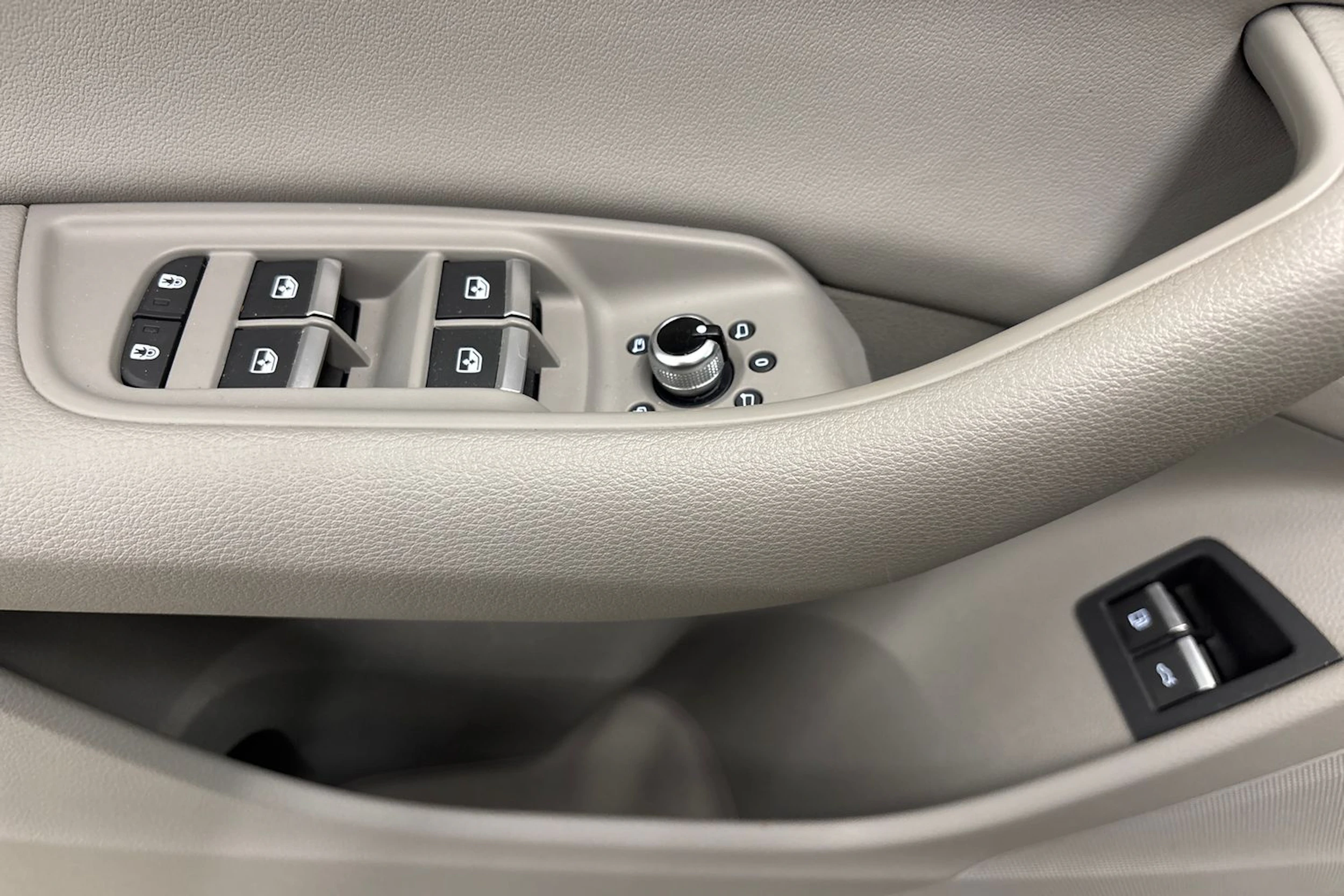 sininen Audi Q7 2021 kuva 16.