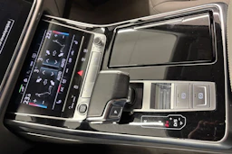 sininen Audi Q7 2021 kuva 17.