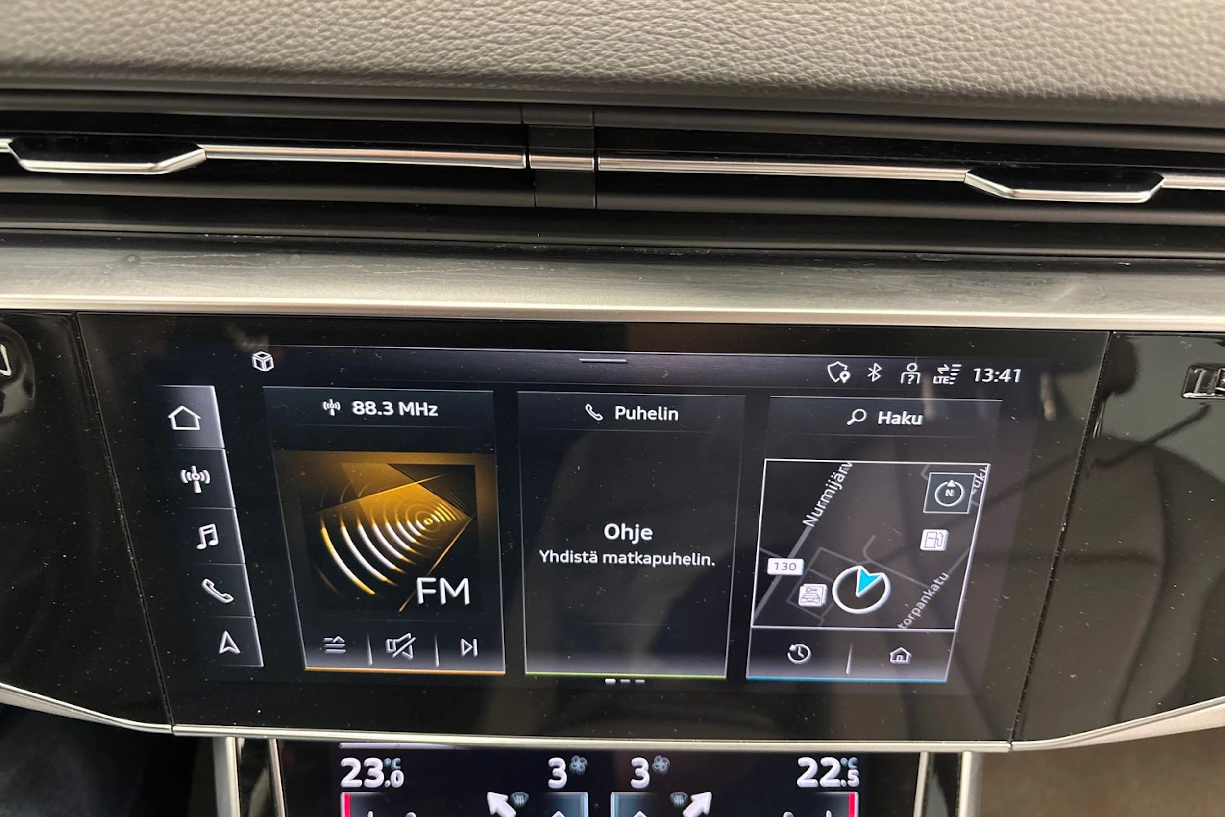 sininen Audi Q7 2021 kuva 18.