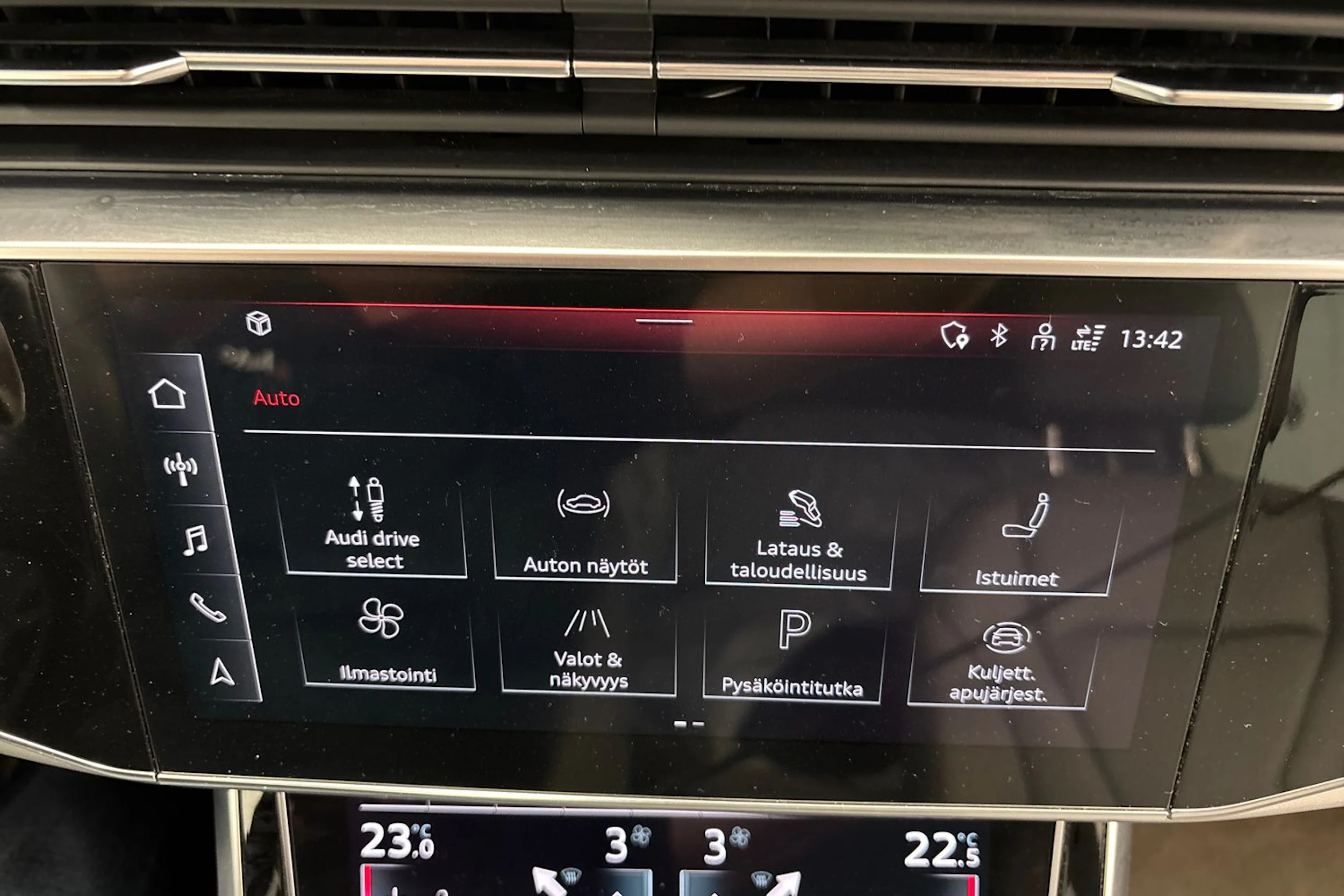 sininen Audi Q7 2021 kuva 19.
