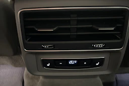 sininen Audi Q7 2021 kuva 25.