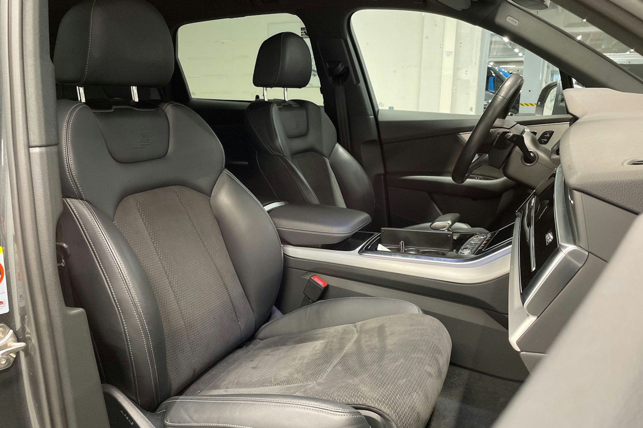Harmaa Audi Q7 2021 kuva 34.