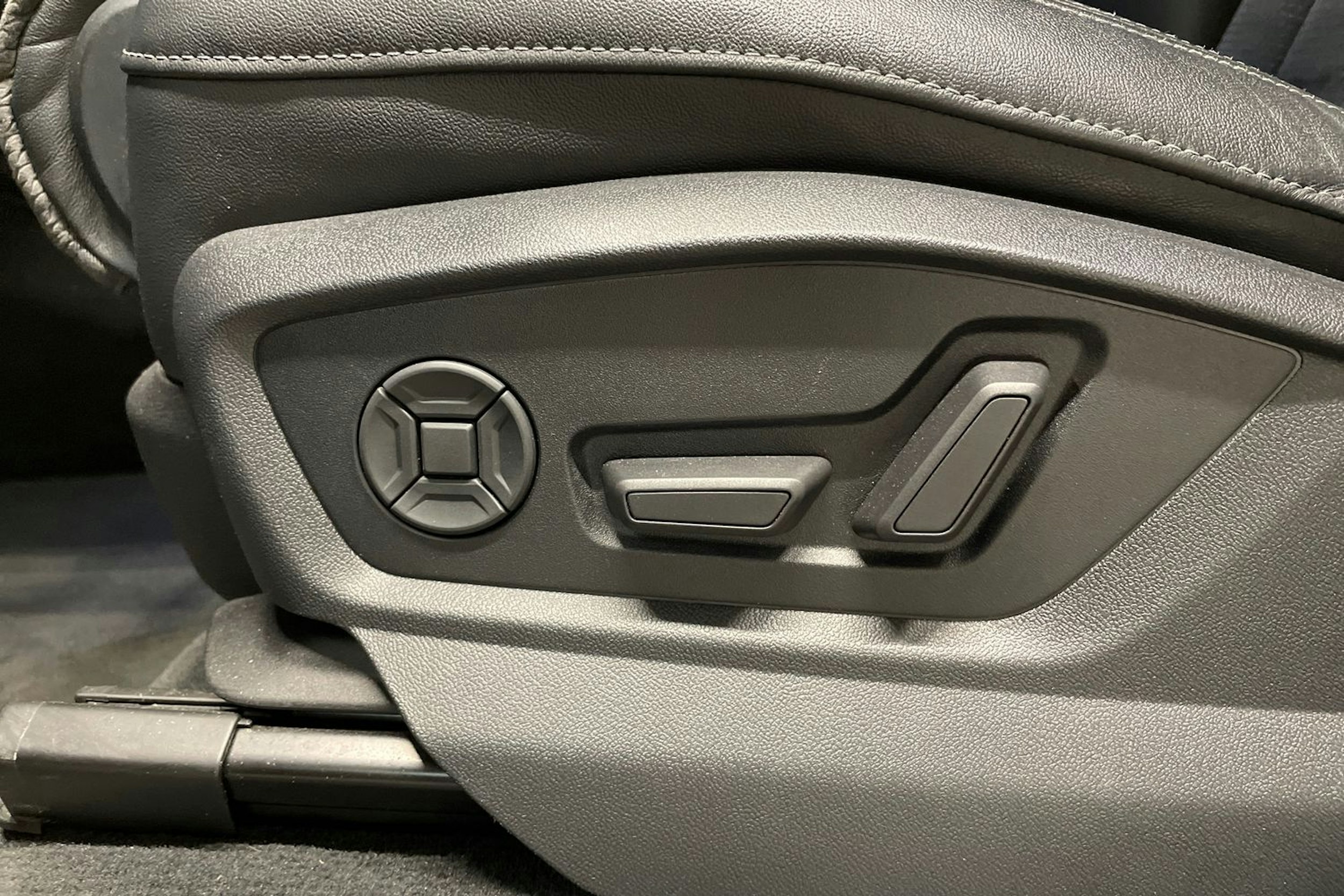 Harmaa Audi Q7 2021 kuva 36.